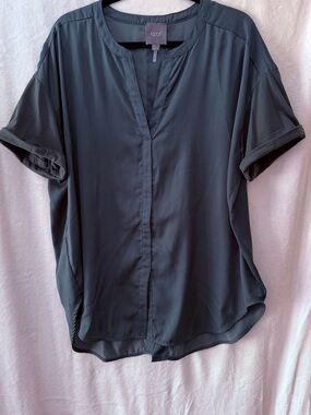 Lysse Short Sleeve Split-Neck Blouse in   Evergreen